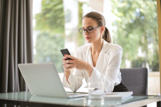Ilustrasi wanita menggunakan smartphone/Pexels.com/Andrea Piacquadio