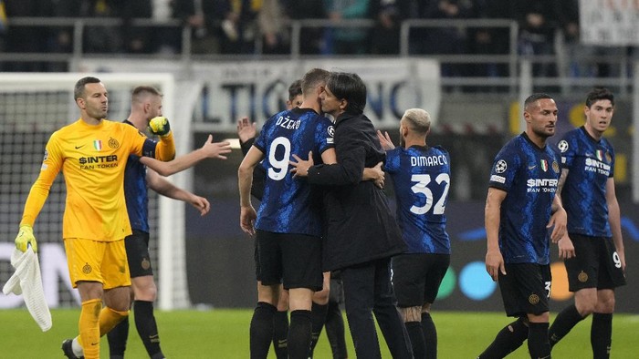 Inter Milans head coach Simone Inzaghi, center, hugs Edin Dzeko scorer of the two goals after the Champions League, Group D soccer match between Inter Milan and Shakhtar Donetsk at the San Siro stadium in Milan, Italy, Wednesday, Nov. 24, 2021. Inter won 2-0. (AP Photo/Luca Bruno)