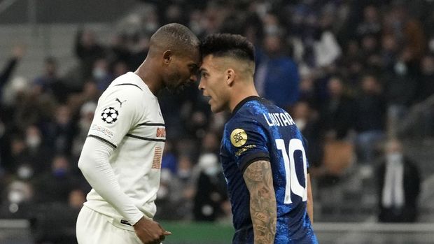 Shakhtar's Marlon, left, and Inter Milan's Lautaro Martinez argue during the Champions League, Group D soccer match between Inter Milan and Shakhtar Donetsk at the San Siro stadium in Milan, Italy, Wednesday, Nov. 24, 2021. (AP Photo/Luca Bruno)
