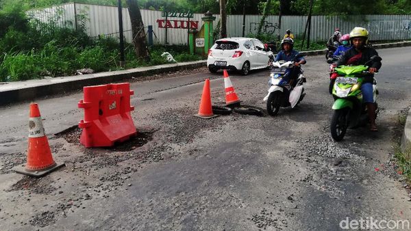 Jalan Berlubang di Sumedang Ini Bikin Celaka Pemotor