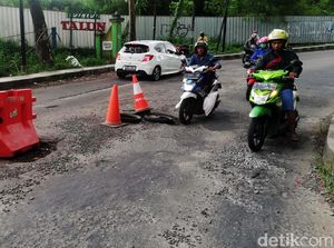 Jalan Berlubang di Sumedang Ini Bikin Celaka Pemotor