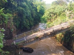 Penampakan Jembatan Ambruk yang Bikin Siswa di Banyuwangi Belajar di Masjid