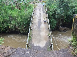 Jembatan Ambruk yang Bikin Siswa Belajar di Masjid Diminta Segera Dibangun