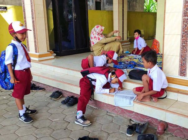 Jembatan Ambruk, Siswa SD Terpaksa Belajar di Masjid