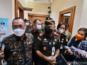 Kajati Banten Minta Kepala Dinas di Cilegon Lapor Jika Ada Jaksa Nakal Kajati Banten Minta Kepala Dinas di Cilegon Lapor Jika Ada Jaksa Nakal