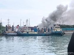 Kapal Keruk Terbakar Saat Bersandar di Batam