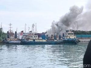 Kapal Keruk Terbakar Saat Bersandar di Batam