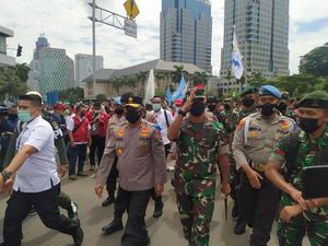 Kapolda Metro Temui Massa Buruh di Patung Kuda Lalu Bagi-bagi Roti