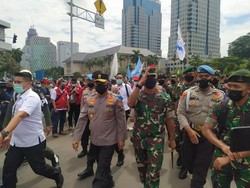 Kapolda Metro Temui Massa Buruh di Patung Kuda Lalu Bagi-bagi Roti