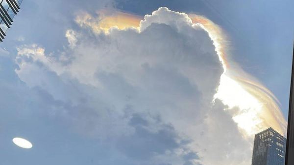 5 Foto Tak Biasa Langit Jakarta Hari Ini, Kamu Lihat Juga?