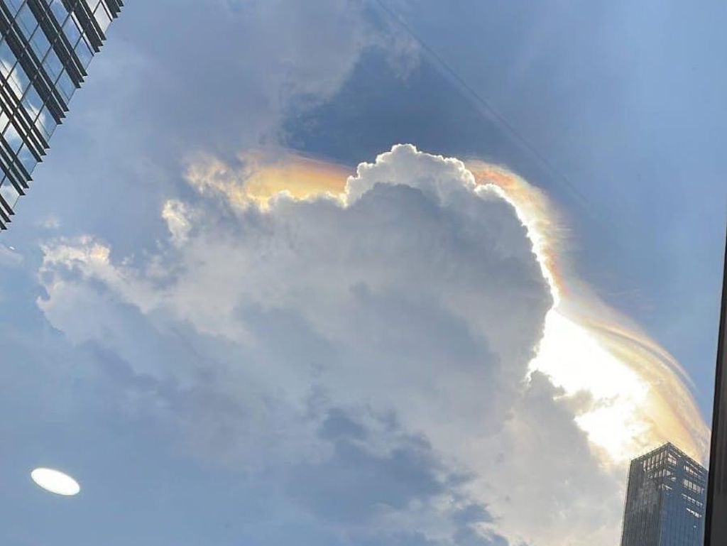 5 Foto Tak Biasa Langit Jakarta Hari Ini, Kamu Lihat Juga?