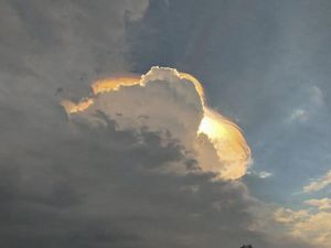 Jangan Kaitkan Mistis! Ini Fenomena di Balik Langit Jakarta Sore Tadi