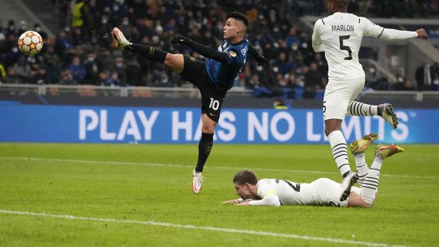 Inter Milan's Lautaro Martinez makes an attempt to score during the Champions League, Group D soccer match between Inter Milan and Shakhtar Donetsk at the San Siro stadium in Milan, Italy, Wednesday, Nov. 24, 2021. (AP Photo/Luca Bruno)