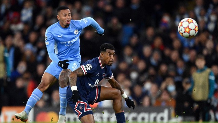 MANCHESTER, ENGLAND - NOVEMBER 24: Gabriel Jesus of Manchester City shoots under pressure from Presnel Kimpembe of Paris Saint-Germain during the UEFA Champions League group A match between Manchester City and Paris Saint-Germain at Etihad Stadium on November 24, 2021 in Manchester, England. (Photo by Shaun Botterill/Getty Images)