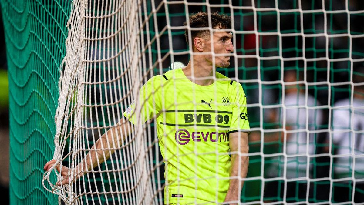 Pemain Borussia Dortmund, Thomas Meunier, meratapi gawangnya yang kebobolan pemain Sporting CP di matchday kelima Liga Champions. (Foto: Octavio Passos/Getty Images)