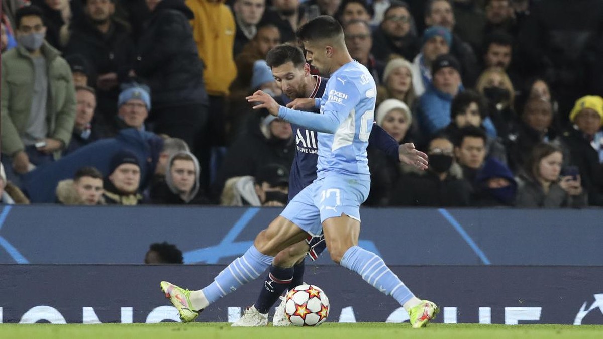 Momen Lionel Messi mengolongi Joao Cancelo di laga Man City vs PSG. (Foto: Scott Heppell/AP)