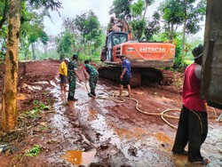 Tanggul Tegalan di Lamongan Longsor Tutup Jalan Desa Sejauh 1 Km