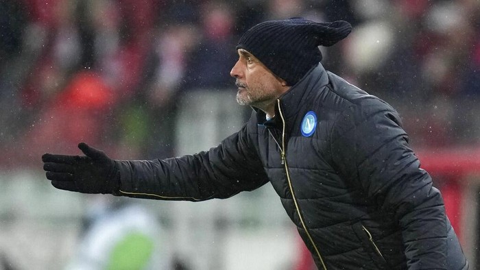 Napolis head coach Luciano Spalletti directs his players during the group C, Europa League soccer match between Spartak Moscow and Napoli at Spartak stadium in Moscow, Russia, Wednesday, Nov. 24, 2021. (AP Photo/Pavel Golovkin)