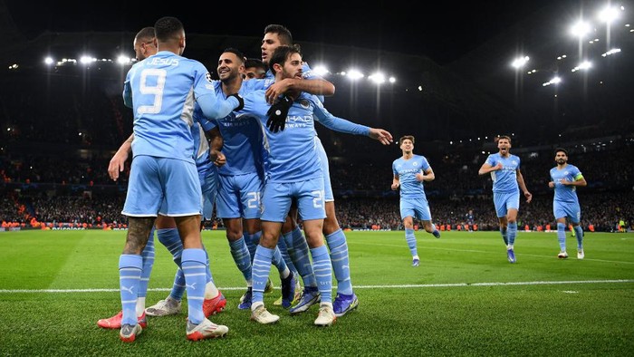 MANCHESTER, ENGLAND - NOVEMBER 24: Raheem Sterling of Manchester City (not pictured) celebrates with teammates Gabriel Jesus, Riyad Mahrez, Rodrigo and Bernardo Silva after scoring their teams first goal during the UEFA Champions League group A match between Manchester City and Paris Saint-Germain at Etihad Stadium on November 24, 2021 in Manchester, England. (Photo by Shaun Botterill/Getty Images)