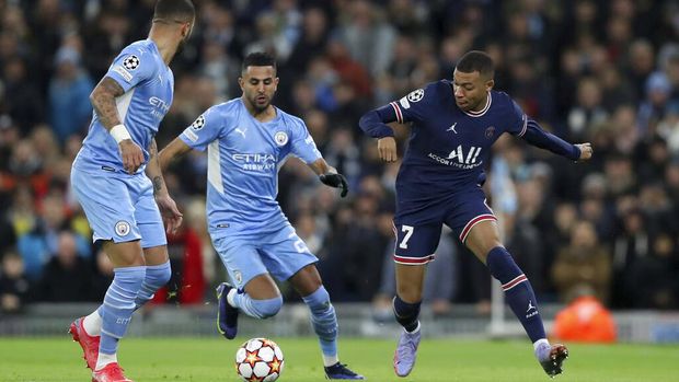 PSG's Kylian Mbappe, right, competes for the ball with Manchester City's Riyad Mahrez, center, and Manchester City's Kyle Walker during the Champions League group A soccer match between Manchester City and Paris Saint-Germain at the Etihad Stadium in Manchester, England, Wednesday, Nov. 24, 2021. (AP Photo/Scott Heppell)