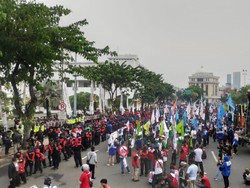 Buruh Tuntut UMK Formula Lama di Kantor Gubernur Jatim Membubarkan Diri