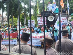 Minta Kenaikan UMK 10%, Massa Buruh Geruduk Kantor Bupati Demak