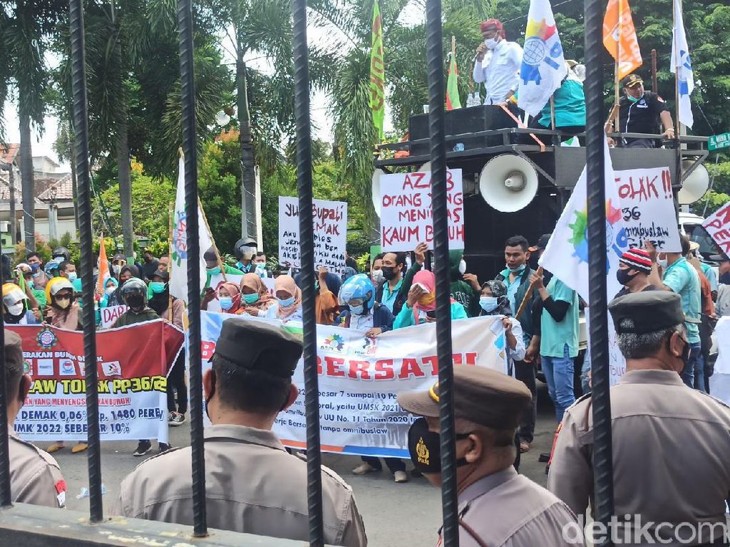 Minta Kenaikan UMK 10%, Massa Buruh Geruduk Kantor Bupati Demak Minta Kenaikan UMK 10%, Massa Buruh Geruduk Kantor Bupati Demak