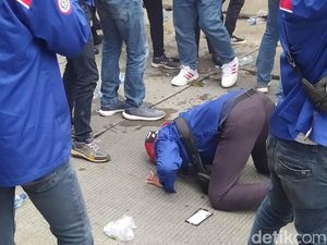 MK Minta UU Cipta Kerja Diperbaiki, Massa Buruh di Patung Kuda Sujud Syukur MK Minta UU Cipta Kerja Diperbaiki, Massa Buruh di Patung Kuda Sujud Syukur