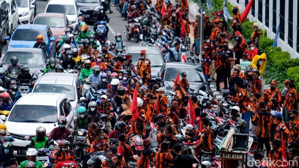 Massa Pemuda Pancasila Geruduk Gedung DPR, Lalin Tersendat