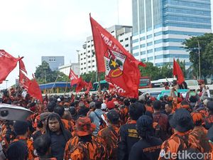 Tak Bisa Masuk ke Gedung DPR, Massa Pemuda Pancasila Sempat Tutup Jalan Gatsu Tak Bisa Masuk ke Gedung DPR, Massa Pemuda Pancasila Sempat Tutup Jalan Gatsu