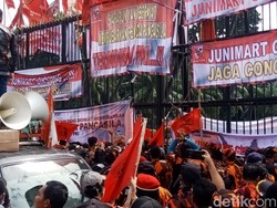Makin Panas! Massa Pemuda Pancasila Lempar Botol ke Gedung DPR