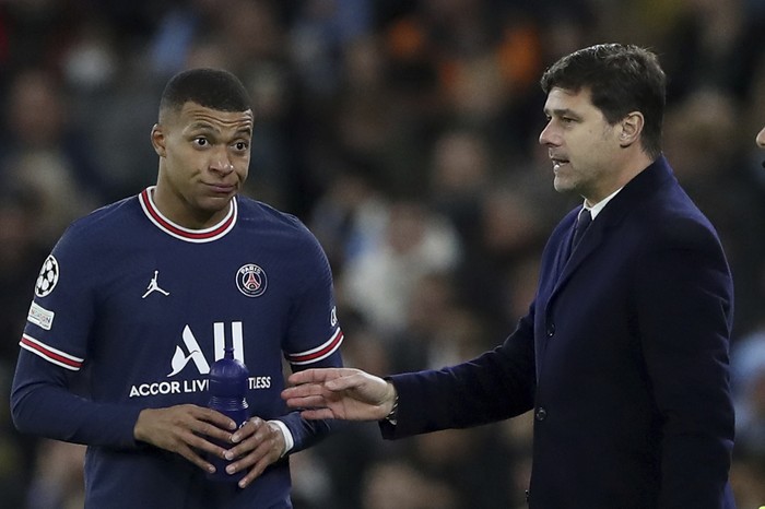 PSGs Kylian Mbappe talks with PSGs head coach Mauricio Pochettino on the sideline during the Champions League group A soccer match between Manchester City and Paris Saint-Germain at the Etihad Stadium in Manchester, England, Wednesday, Nov. 24, 2021. (AP Photo/Scott Heppell)