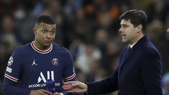 PSGs Kylian Mbappe talks with PSGs head coach Mauricio Pochettino on the sideline during the Champions League group A soccer match between Manchester City and Paris Saint-Germain at the Etihad Stadium in Manchester, England, Wednesday, Nov. 24, 2021. (AP Photo/Scott Heppell)