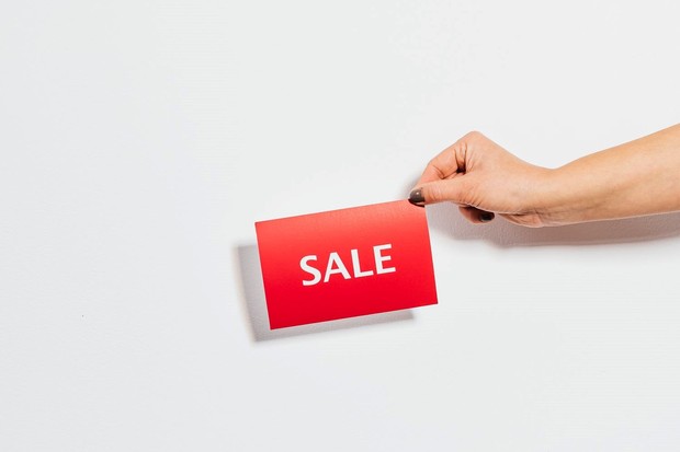 Menggunakan kupon promo saat berbelanja pada event Black Friday/Foto: Pexels.com/Karolina Grabowska