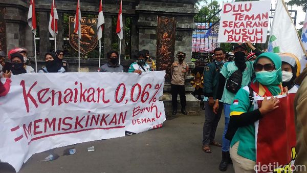 Minta Upah Naik 10 %, Buruh Geruduk Kantor Bupati Demak