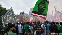 Momen Bonek Geruduk Gedung Grahadi Surabaya