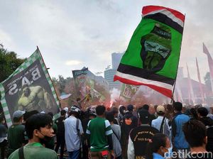 Momen Bonek Geruduk Gedung Grahadi Surabaya