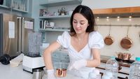 Momen Seru Julie Estelle yang Hobi Bikin Kue Selama Pandemi