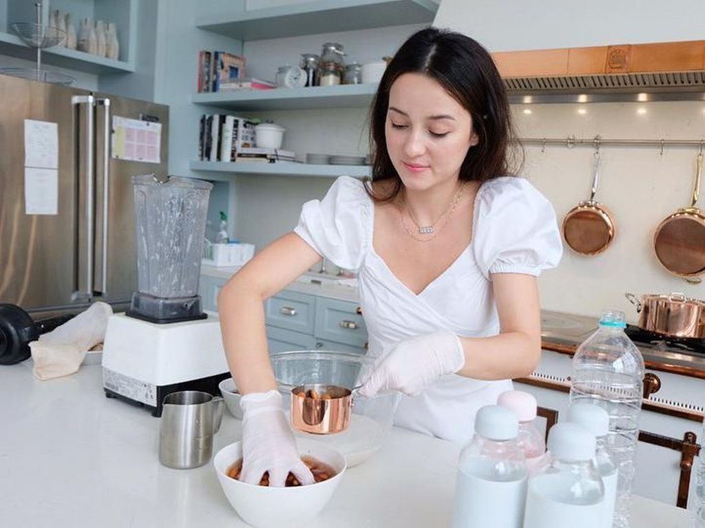 Momen Seru Julie Estelle yang Hobi Bikin Kue Selama Pandemi Momen Seru Julie Estelle yang Hobi Bikin Kue Selama Pandemi