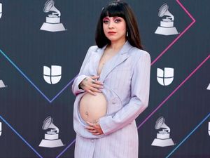 Pamer Baby Bump, Penyanyi Ini Pakai Blazer Bolong di Bagian Perut