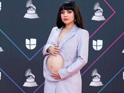 Pamer Baby Bump, Penyanyi Ini Pakai Blazer Bolong di Bagian Perut