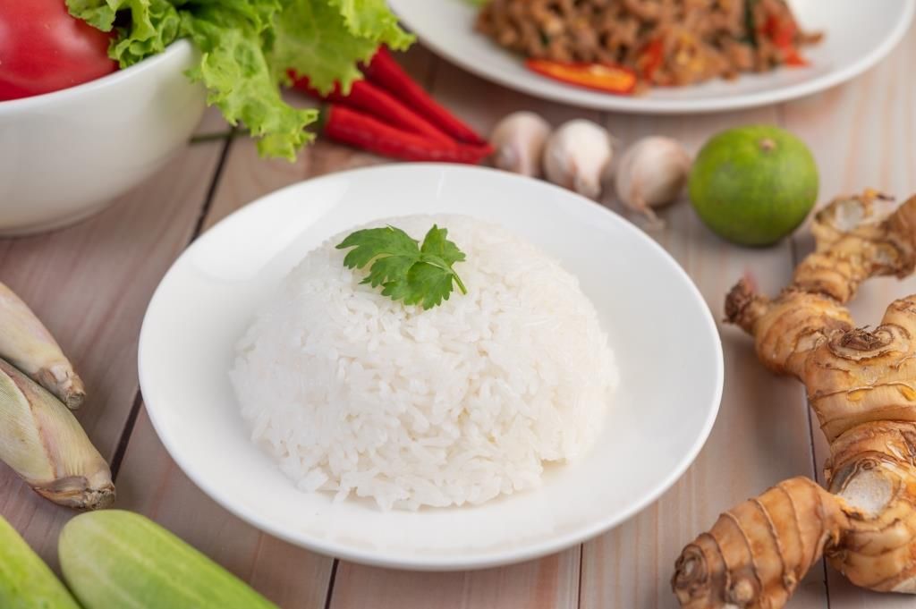 Makanan yang menjadi santapan wajib di Indonesia ini mendapatkan peringkat tertinggi pada indeks glikemik, nasi putih juga memiliki kadar gula yang tinggi.