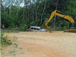 Duka Pasutri di Dalam Mobil Terseret Banjir hingga Meninggal Dunia