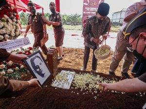 Prosesi Pemindahan Makam Jaksa Agung Pertama RI