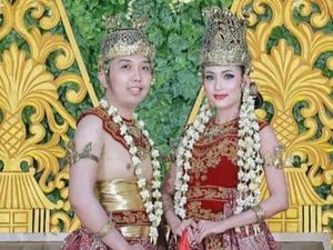 Baju Pengantin Bekasri Khas Lamongan Gaya Busana Raja-Permaisuri Majapahit Baju Pengantin Bekasri Khas Lamongan Gaya Busana Raja-Permaisuri Majapahit