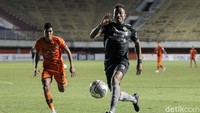 Maung Bandung melibas Persiraja 4-0.