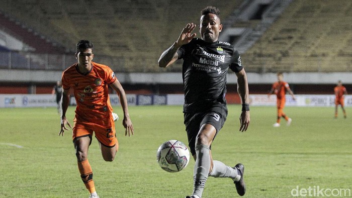 Persib Bandung meraih kemenangan saat bertanding melawan Persiraja Banda Aceh. Maung Bandung unggul 4-0.