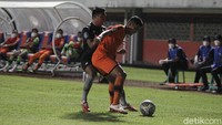 Maung Bandung membuka keunggulan 1-0 di menit ke-20 lewat eksekusi tendangan bebas Marc Klok.