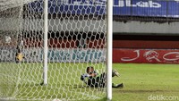 Persib memperbesar keunggulan menjadi 2-0 di menit ke-28. Geoffrey Castillion mencetak gol dari luar kotak penalti setelah melakukan umpan satu-dua dengan Wander Luiz.