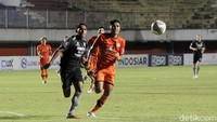 Maung Bandung menuntaskan babak pertama dengan keunggulan 3-0. Gol ketiga dicetak oleh Wander Luiz setelah mendapatkan umpan dari Frets Butuan.